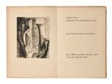 un livre ouvert sur lequel figure le dessin d'un homme assis sur une chaise
