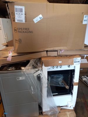 une pile de cartons et un poêle au milieu d'une pièce