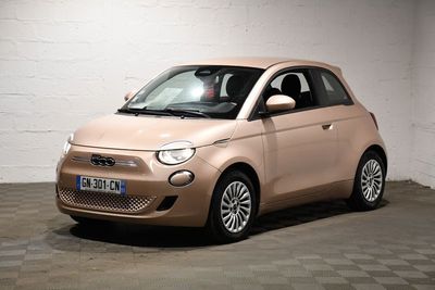 l'image d'une petite voiture garée dans un garage