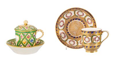 trois types différents de tasses à thé et de soucoupes posées sur une surface blanche