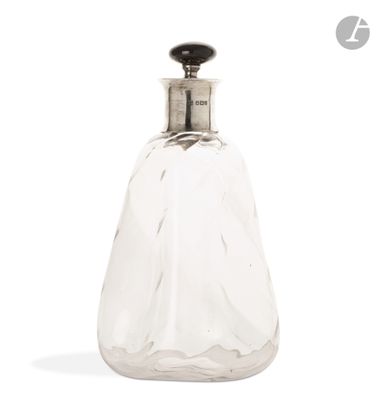une image représentant une bouteille en verre transparent munie d'un bouchon métallique