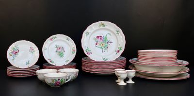 beaucoup d'assiettes et de tasses sur la table