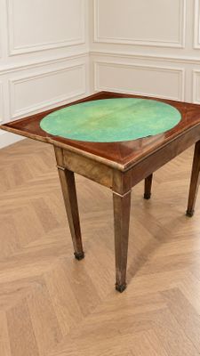 une table recouverte d'un tissu vert, placée au milieu d'une pièce