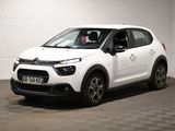 La Citroën blanche est garée dans une pièce blanche