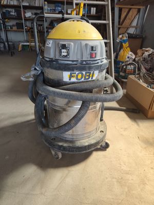 une image d'un aspirateur dans un garage