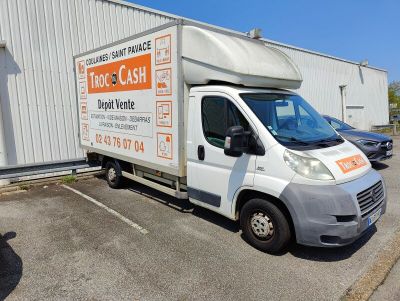 un camion garé devant un bâtiment