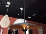 de nombreuses lampes suspendues au plafond d'un restaurant