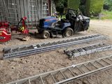 un tracteur garé sur un terrain en terre battue à côté d'une remorque
