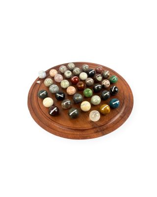 une planche en bois sur laquelle sont disposées de nombreuses billes