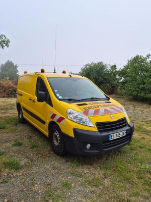 une camionnette jaune garée dans l'herbe