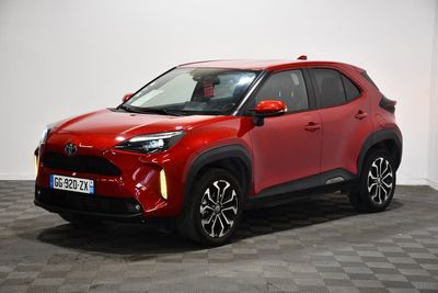 un SUV Toyota C-HR rouge garé sur un sol à damier