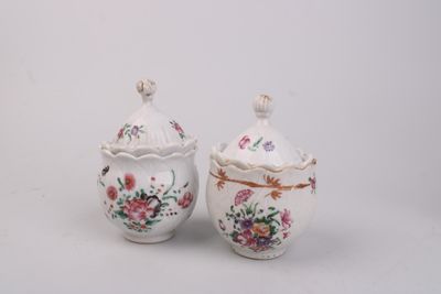 paire de sucriers et de crémiers anciens en porcelaine, ornés de motifs floraux