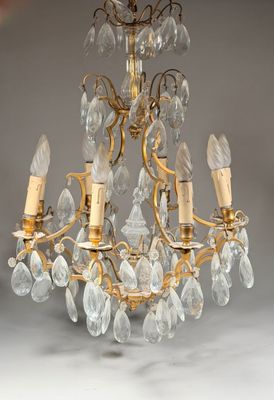 un lustre ancien en laiton orné de pendants en cristal suspendu au plafond