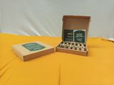 une boîte de cigarettes ouverte posée sur une table jaune