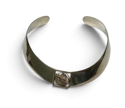 bracelet manchette en argent orné d'une rose au centre