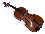 un vieux violon avec un archet sur fond blanc