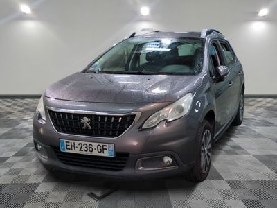 la voiture grise est garée dans le garage sur le sol en damier