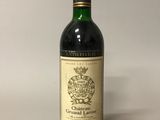 une bouteille de vin posée sur une table