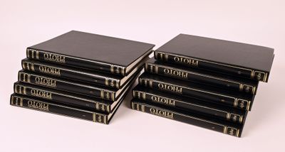 six livres empilés les uns sur les autres sur une surface blanche