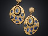 une paire de boucles d'oreilles en or et pierres bleues