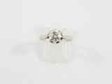 bague de fiançailles en or blanc ornée d'un diamant rond de taille brillant