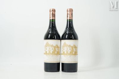 deux bouteilles de vin posées sur une table l'une à côté de l'autre
