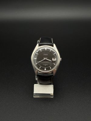 gros plan d'une montre sur un support sur une surface noire