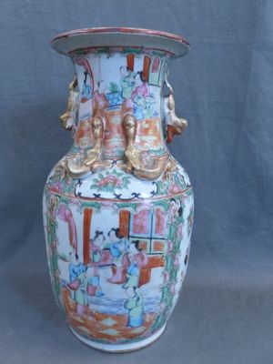 CANTON - Vase balustre en porcelaine à décor émaillé de cour…