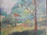 une peinture à l'huile représentant un arbre dans un champ, avec de l'herbe et des arbres en arrière-plan