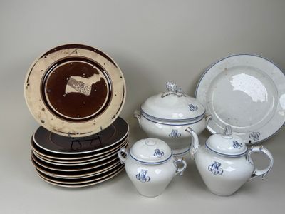 Lot comprenant : - Série de 10 assiettes de présentation en …