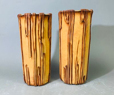 deux vases en bois posés sur la table