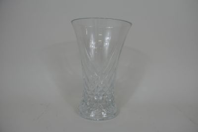un vase en verre transparent posé sur une surface blanche