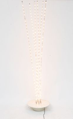 une assiette blanche ornée de perles, posée sur une table