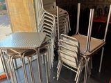 de nombreuses chaises et tables dans une pièce dont l'un des murs est rouge