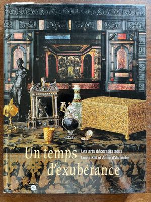 une image représentant un livre posé sur une table en bois