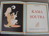 quelqu'un tient un livre sur lequel figure l'image d'un dragon