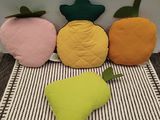 quatre coussins posés sur un tapis au sol