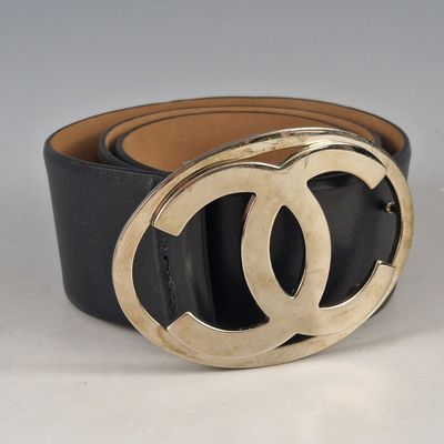 une ceinture noire avec une boucle dorée et une ceinture noire avec une boucle dorée