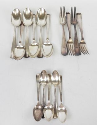 beaucoup de cuillères et de fourchettes en argent sur la table