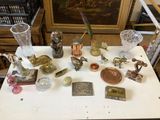 une table blanche sur laquelle sont disposés de nombreux objets en verre