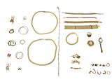 une image représentant une collection de bijoux en or sur fond blanc