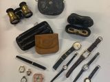un grand nombre d'objets posés sur une table