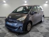une photo d'une Toyota Yaris grise garée sur un sol à damier