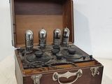 une boîte en bois contenant tout un tas d'objets métalliques
