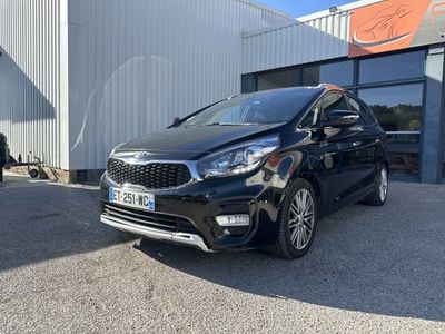 une voiture noire garée devant un bâtiment