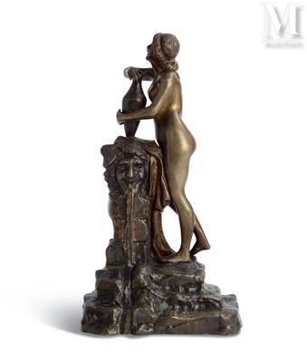 une image représentant une statue en bronze d'une femme tenant un vase