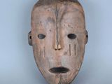 une image représentant un masque en bois sur un fond blanc