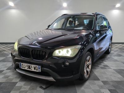 une photo d'un SUV bmw noir garé dans un garage