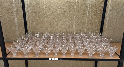 beaucoup de verres sur une étagère dans la pièce