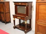 une petite armoire en bois surmontée d'un miroir